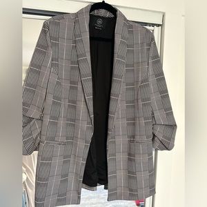 Plaid blazer with ruched sleeves. Size XL